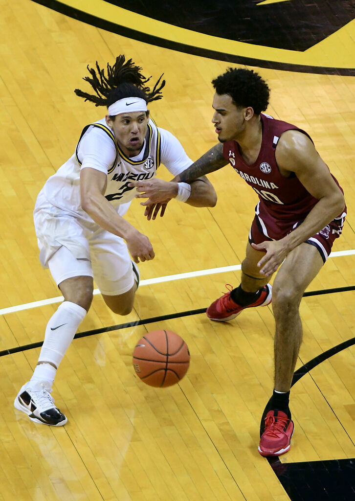 Drew Buggs passes to a teammate